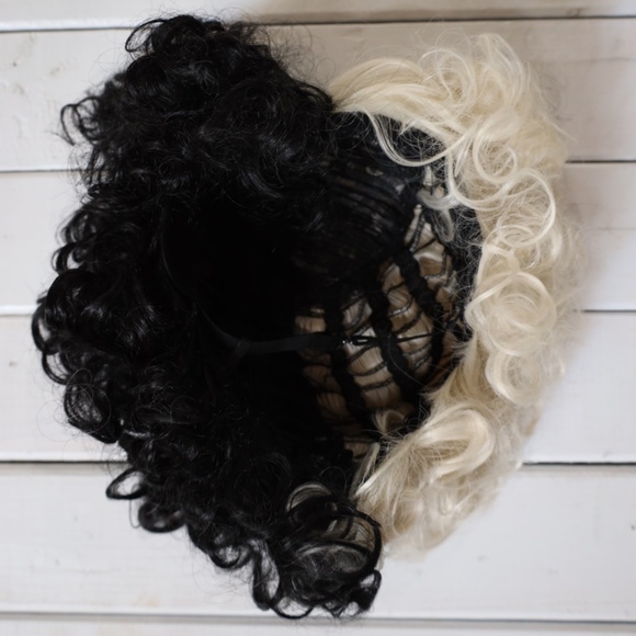 Topcosplay Cruella Wig Short Curly Black and Blonde Cosplay Wig - Picture 4 of 5